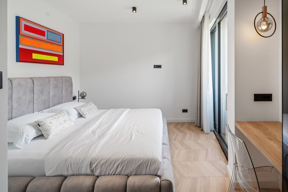 Bedroom 4: 17 m2, King (180x200 cm), en-suite with shower