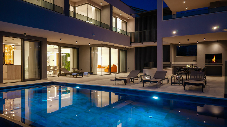 Private, heated infinity pool (8 x 4 m) with hydromassage & eco filtration