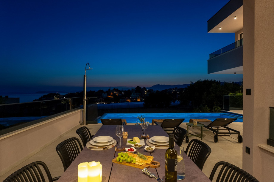 Venture up the outdoor staircase to reach the breathtaking pool area where a heated private swimming pool (8 x 4 m) awaits.