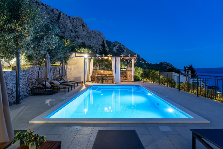Spacius pool area with 8 deck chairs