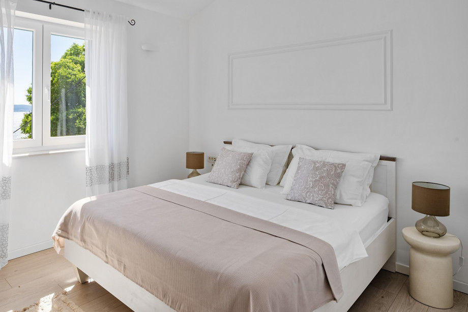 Bedroom No.1 with a AC / TV and a king-sized bed, and a sea view