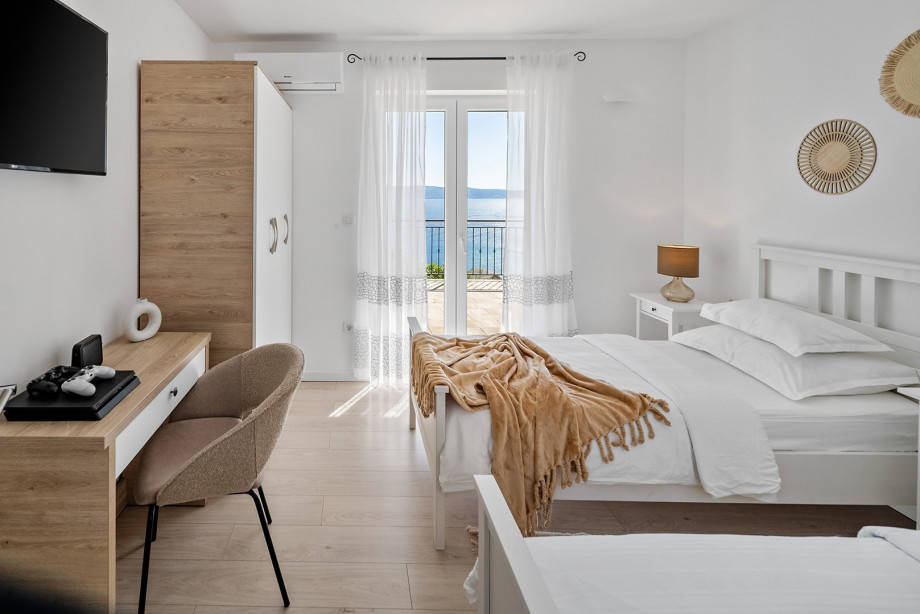 Bedroom with two single beds ( can be conected into one, AC/ TV / PS and a sea view