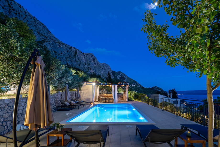 Villa offers opened and panoramic sea views in a quiet and private environment