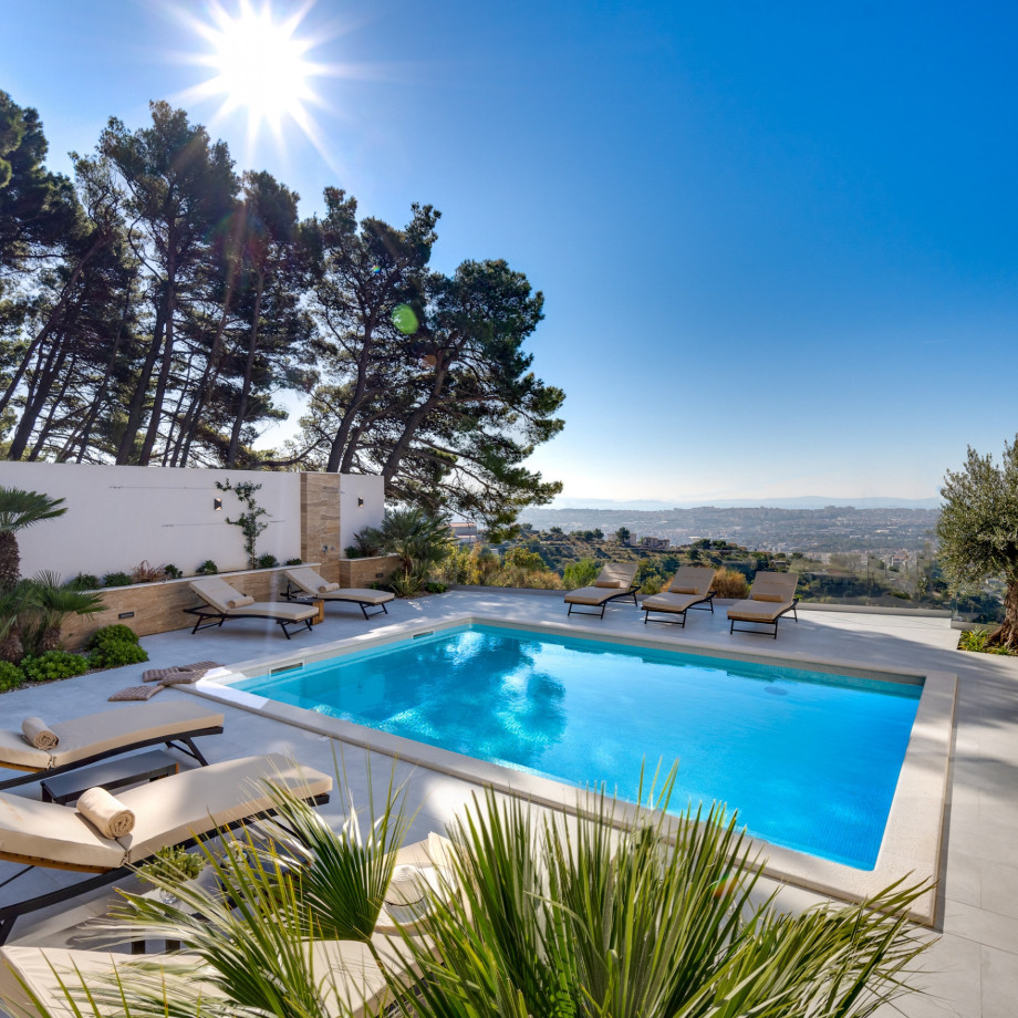 Very nicely designed and contemporary property fully equipped for an absolutely relaxed and fulfilled vacation.