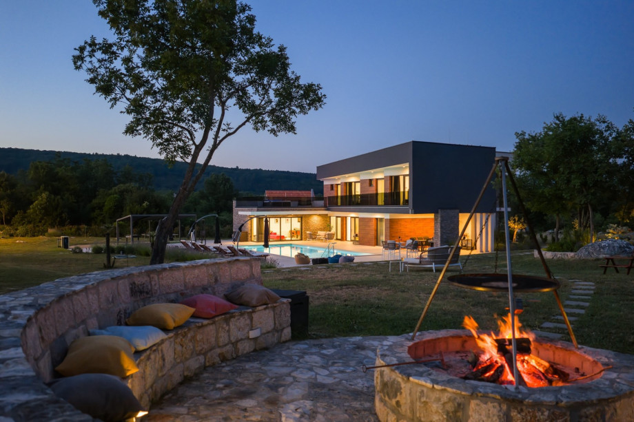 Enjoy cozy evenings by the fire pit next to the villa — a perfect spot for relaxing under the stars.