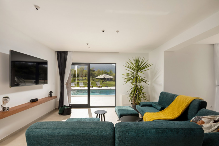 The ground floor offers a spacious and stylish, fully airconditioned living room with a flat-screen TV, free WiFi