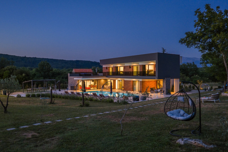 Stylish and Luxurious private villa located on a 5.500sqm plot in natural surroundings in the Sinj area