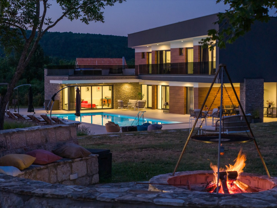 Enjoy cozy evenings by the fire pit next to the villa — a perfect spot for relaxing under the stars, sharing stories, or roasting marshmallows with friends and family.