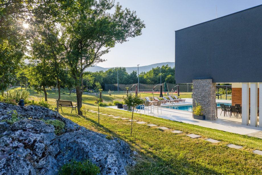 The whole property is fenced, with nice grass plots and carefully chosen plants all around the property and there are 6 parking places secured (fenced)