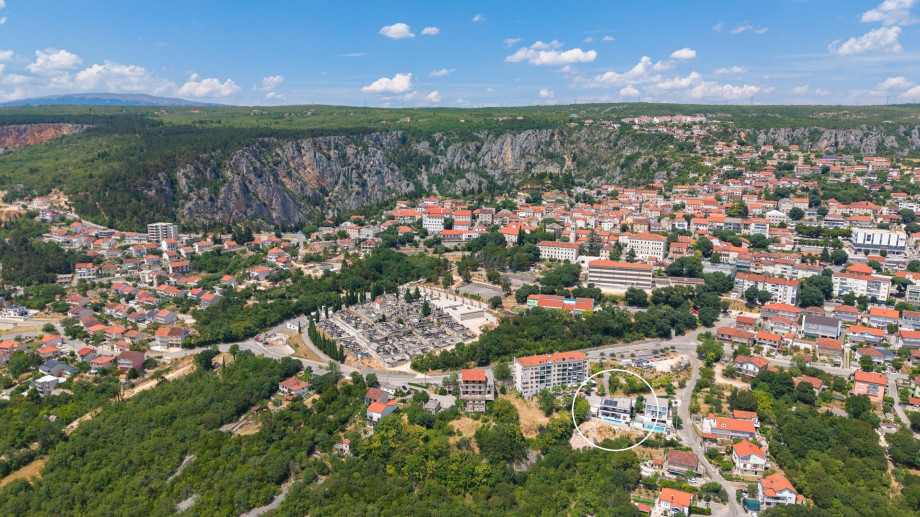 Villa Bellezza is strategically located for exploration. The nearest highway exit/entrance is Zagvozd, just 15 km away, making access to other destinations convenient