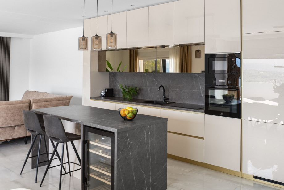 The fully equipped kitchen has a luxurious kitchen island, coffee maker, toaster, dishwasher, microwave