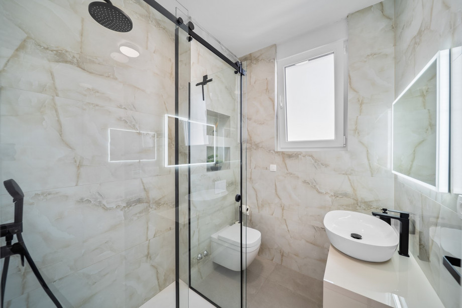 En-suite bathroom with a shower