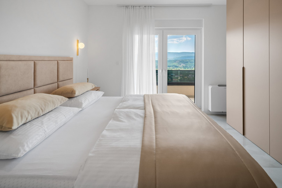 Bedroom No. 3 Equipped with a king-size bed (180cm x 200cm)