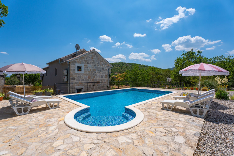 A private 52 sqm swimming pool, 8 deck chairs with sun umbrellas