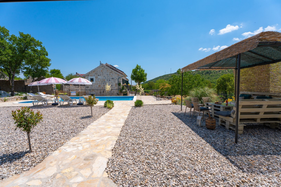 Villa Lugareva is located in the rural area of Makarska hinterland, in a small village named Zmijavci