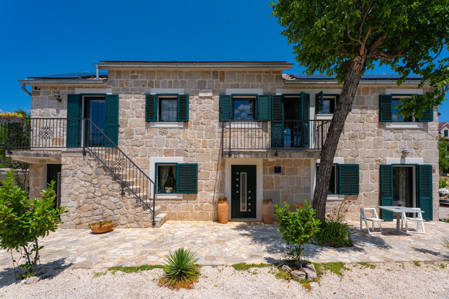 Villa Lugareva is a traditional stone house with a lot of natural light throughout, settled on a land plot of 1.180 sqm.