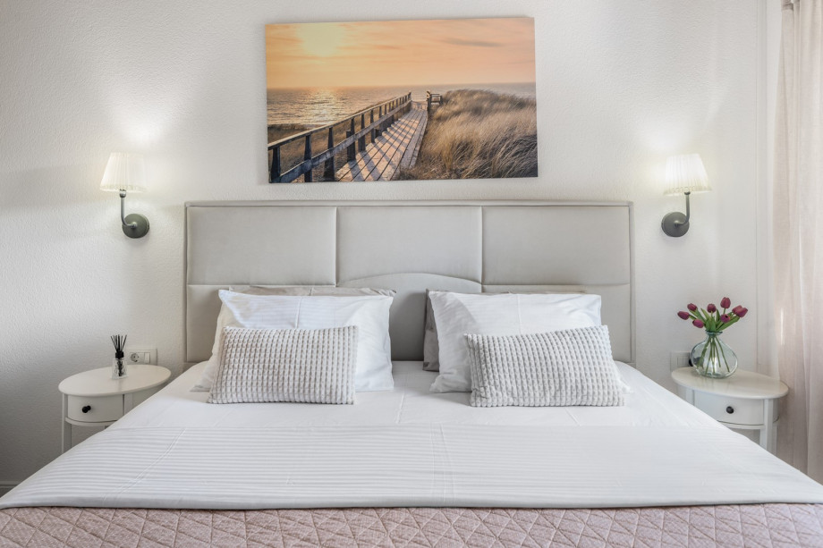 Bedroom No1 with queen size bed 160cm x 200cm.