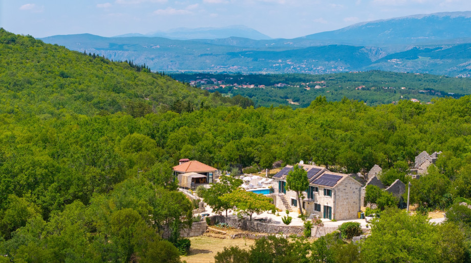 The house is insulated and in the summer it reaches a comfortable temperature