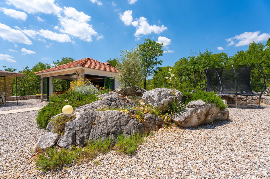 Villa Lugareva is settled on a land plot of 1.180 sqm and offers a total of 170 sqm living space, offering a lot of different areas