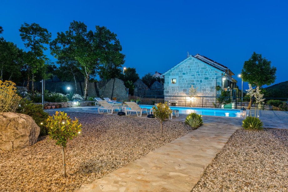 Lovely light settings for cozy and quiet evenings at the pool area