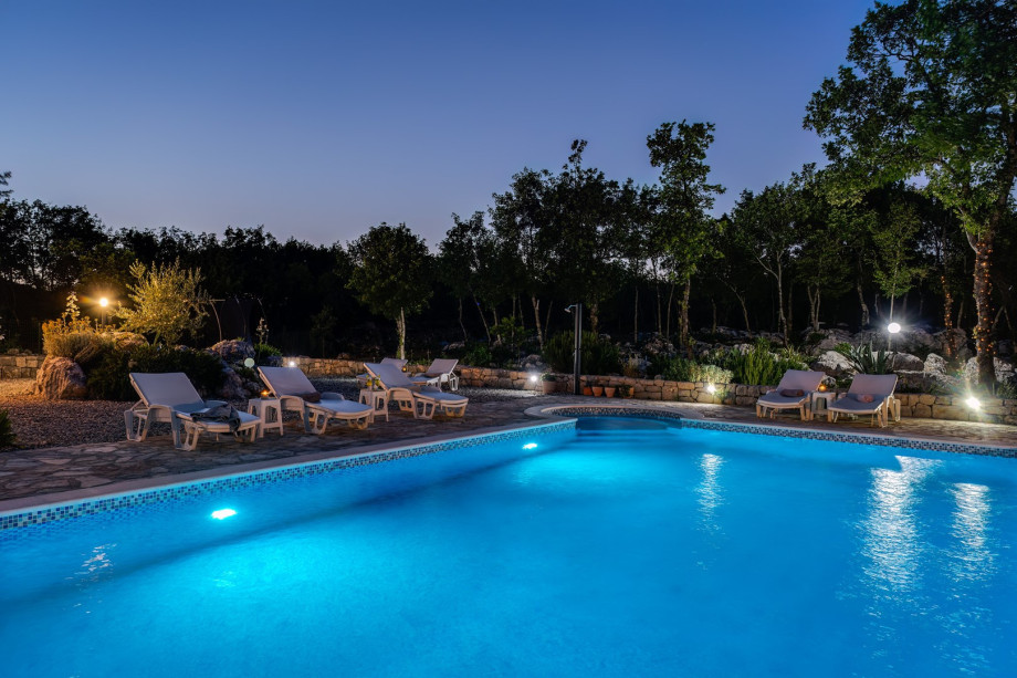 A private 52 sqm swimming pool, 8 deck chairs with sun umbrellas