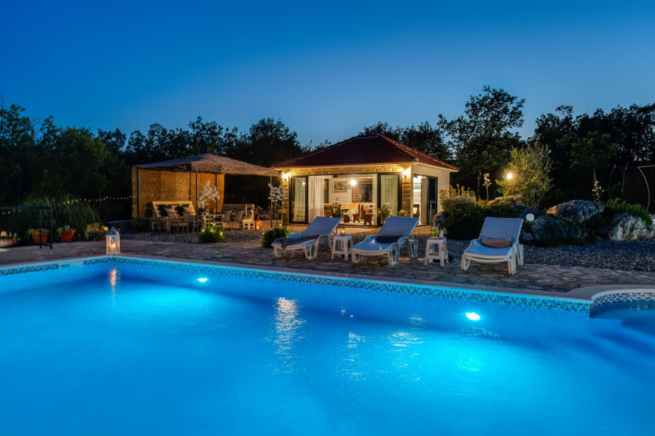 The outdoor area also offers a lounge corner and a fully equipped summer kitchen with traditional barbecue area, dining tables, a TV and a separate toilet.