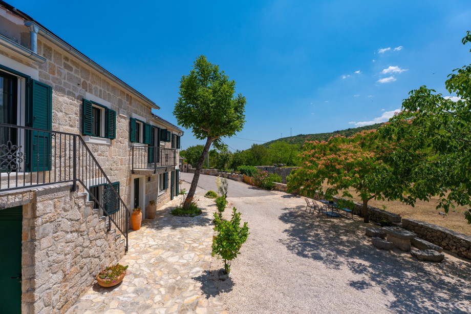 Natural surroundings and sound of bird songs for a relaxing vacation.