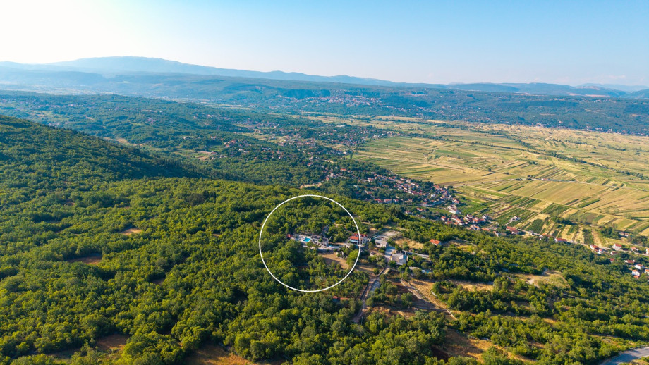 Villa Lugareva is located in the rural area of Makarska hinterland, in a small village named Zmijavci