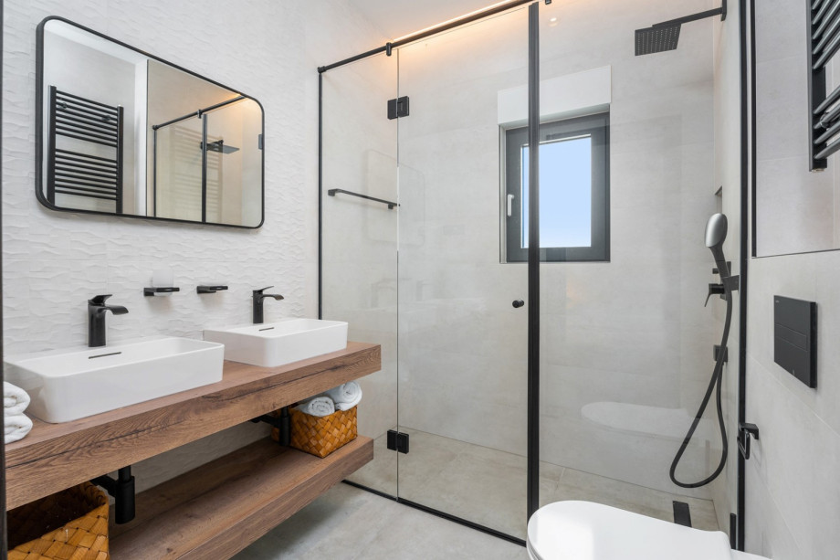 En-suite bathroom with a showe