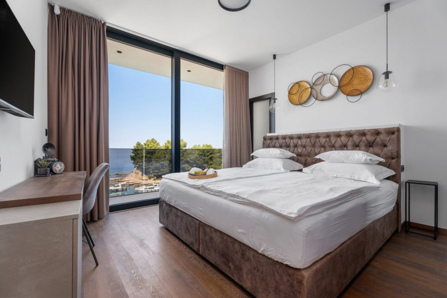 Bedroom No2. (25,6sqm) with a super king-size bed (200cm×200cm), en-suite bathroom with a shower, A/C, TV, balcony with sea views