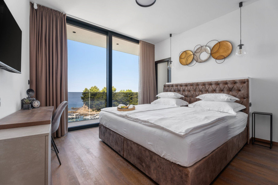 Bedroom No2. (25,6sqm) with a super king-size bed (200cm×200cm), en-suite bathroom with a shower, A/C, TV, balcony with sea views