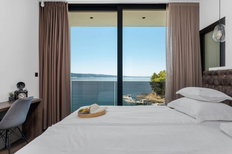 Bedroom No2. (25,6sqm) with a super king-size bed (200cm×200cm), en-suite bathroom with a shower, A/C, TV, balcony with sea views