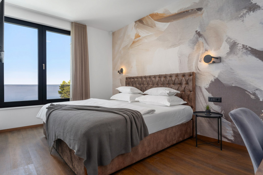 Bedroom No3. (22,6sqm) with a super king-size bed (200cm×200cm), en-suite bathroom with a shower, A/C, TV.