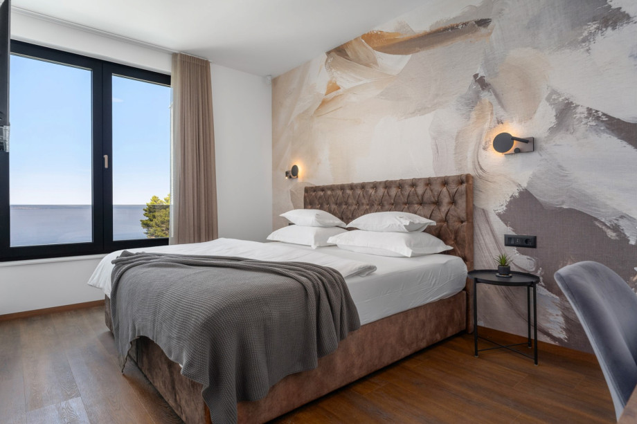 Bedroom No3. (22,6sqm) with a super king-size bed (200cm×200cm), en-suite bathroom with a shower, A/C, TV.