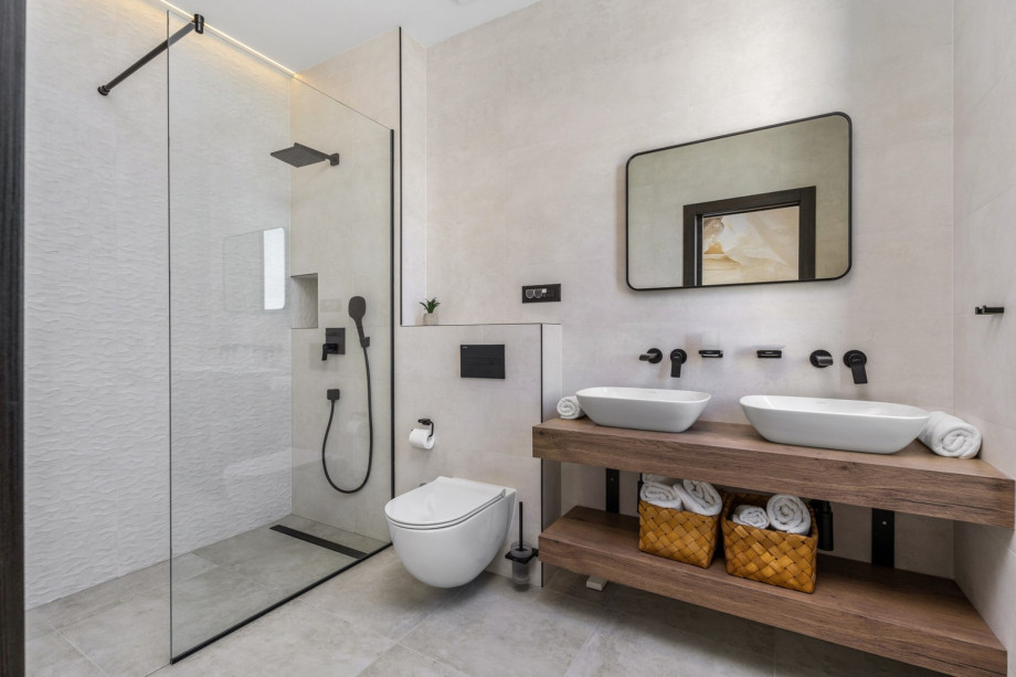 En-suite bathroom with a shower
