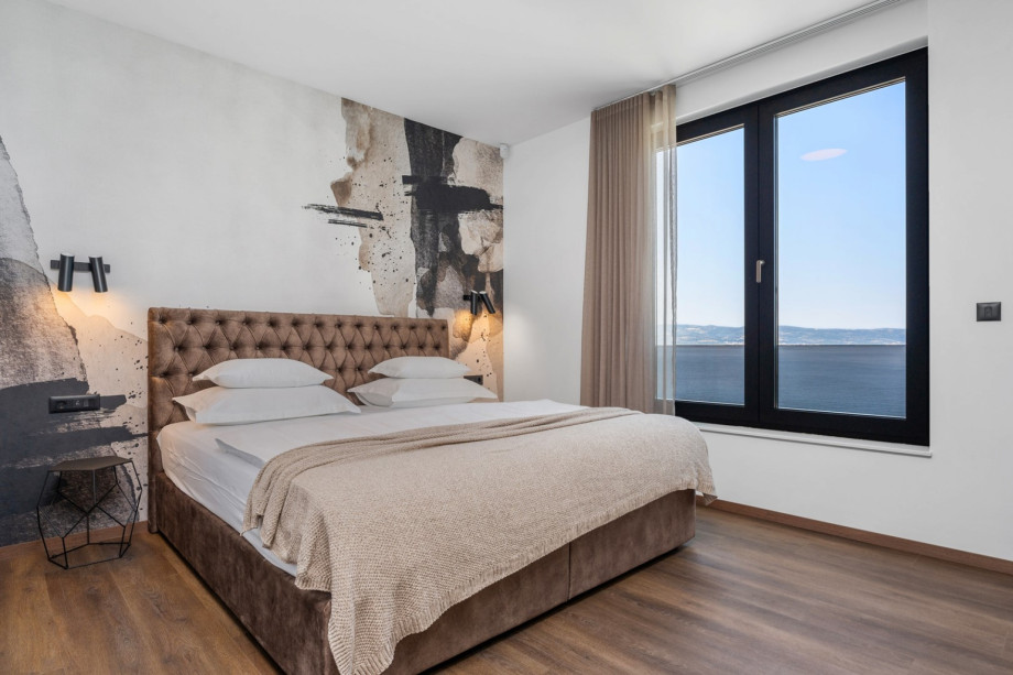 Bedroom No4. (25,2sqm) with a super king-size bed (200cm×200cm), en-suite bathroom with a shower, A/C, TV.