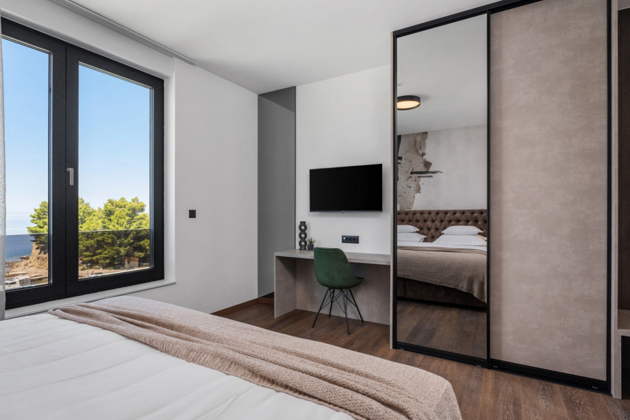 Bedroom No4. (25,2sqm) with a super king-size bed (200cm×200cm), en-suite bathroom with a shower, A/C, TV. and a sea view