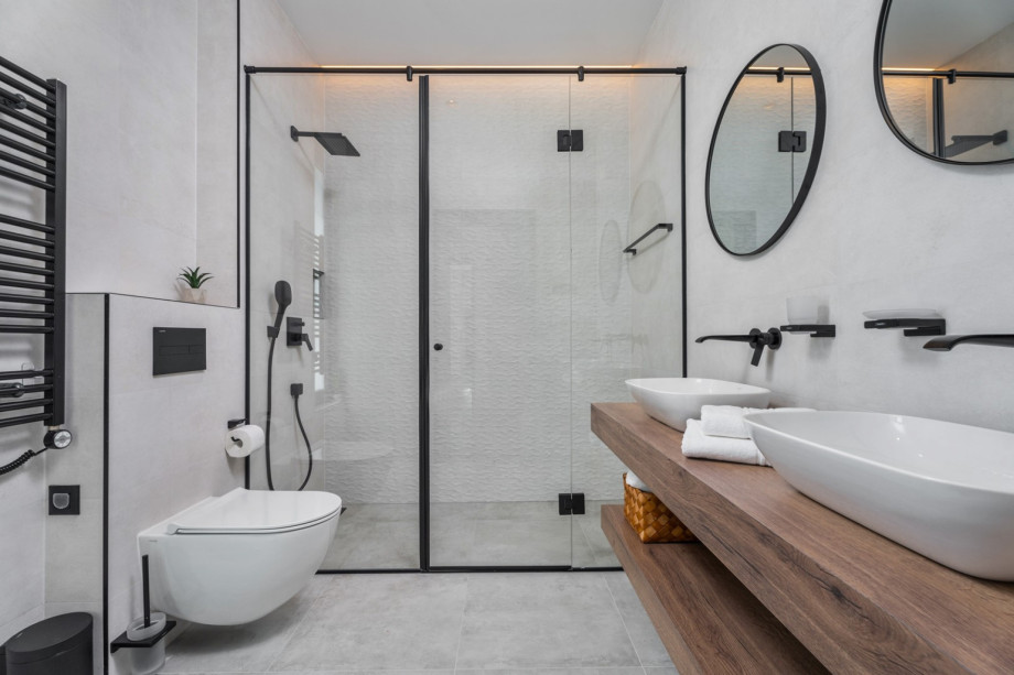 En-suite bathroom with a shower