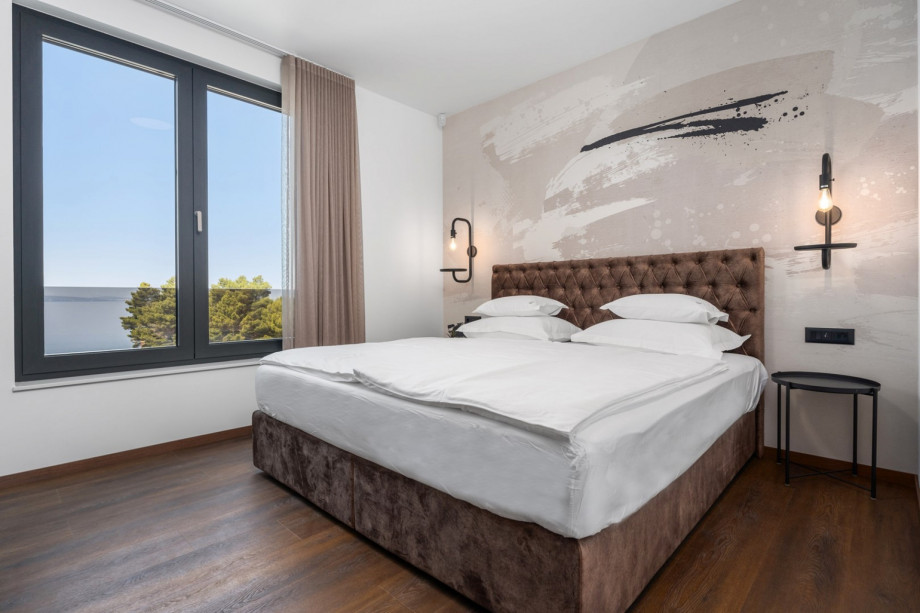 Bedroom No5. (22,6sqm) with a super king-size bed (200cm×200cm), en-suite bathroom with a shower, A/C, TV.