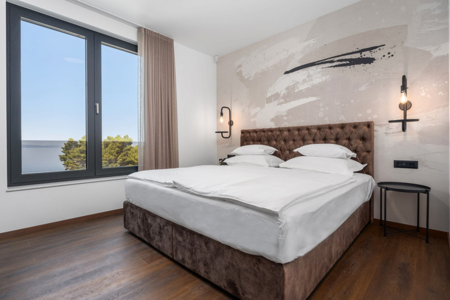 Bedroom No5. (22,6sqm) with a super king-size bed (200cm×200cm), en-suite bathroom with a shower, A/C, TV.