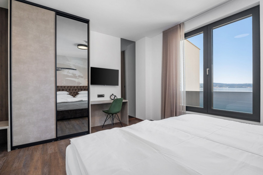 Bedroom No5. (22,6sqm) with a super king-size bed (200cm×200cm), en-suite bathroom with a shower, A/C, TV. and a sea view