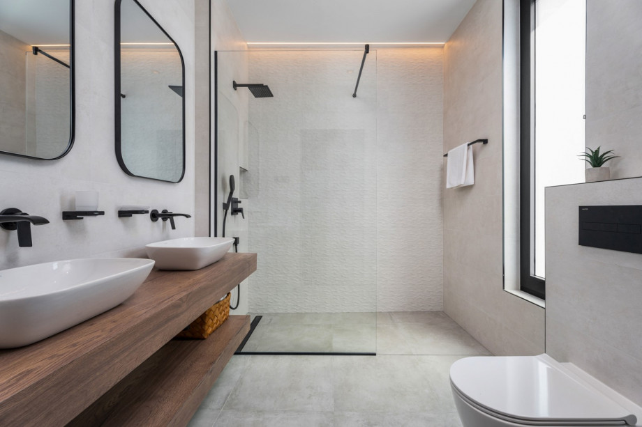 En-suite bathroom with a shower