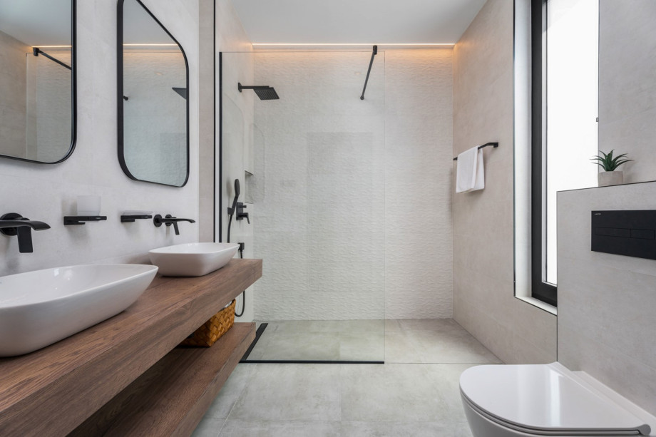 En-suite bathroom with a shower