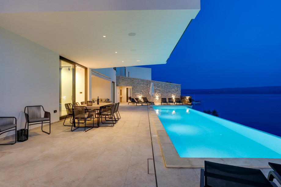 Villa Kiara is a luxury and well equipped 4-star villa with 5 en-suite bedrooms, each with sea views, and it is located on a 875 m2 plot