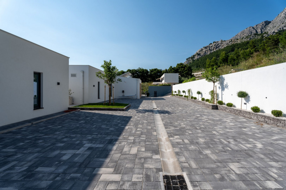 The property is completely fenced and ensures 3 parking plots on private property.