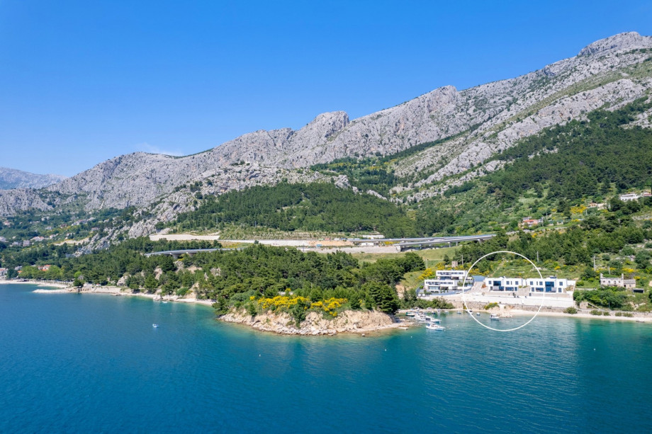 With sunlight from multiple angles, with the living area as a perfect space for basking in a warm glow – of sun and opened sea views – at any time of year