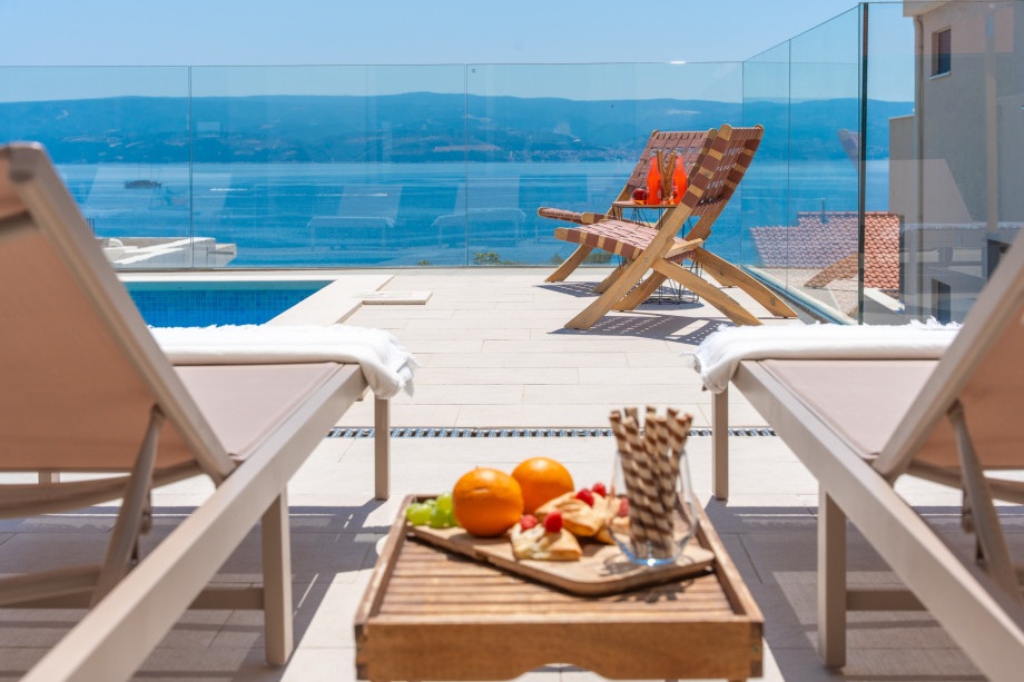 Private pool with a counter-current swimming program