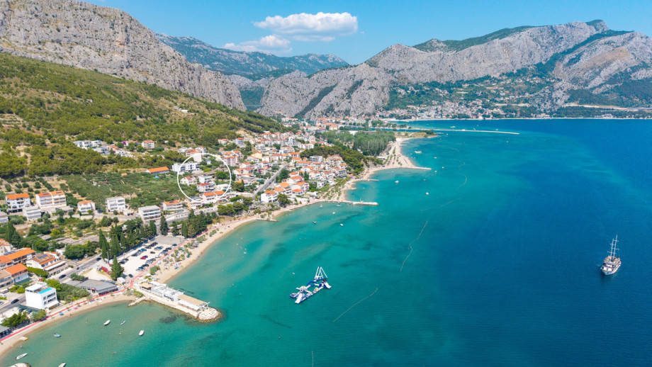 Marked location of Villa Lapis, with the most beautiful sandy beaches only 120m away