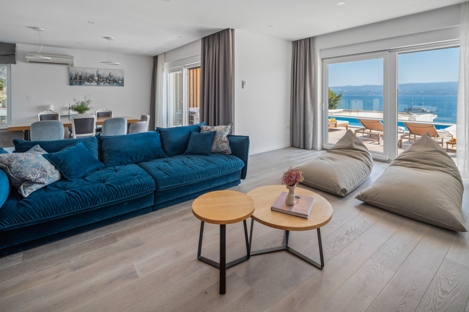 The villa is impeccably equipped in a modern and luxurious style