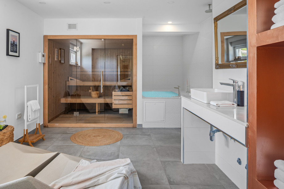 Spa area with a Finnish sauna and a hydromassage bathtub